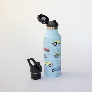 Hellblaue Edelstahl-Trinkflasche im Design Rennautos mit aufgesetztem Klappverschluss, daneben der Strohhalmaufsatz