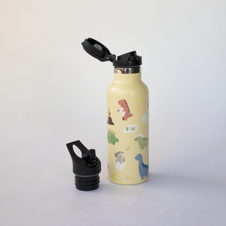 Hellgelbe Edelstahl-Trinkflasche im Design Dinosaurier mit aufgesetztem Klappverschluss, daneben der Strohhalmaufsatz