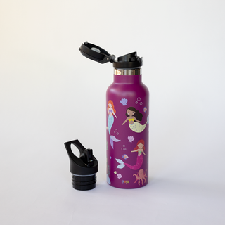 Beerenfarbene Edelstahl-Trinkflasche im Design Meerjungfrauen mit aufgesetztem Klappverschluss, daneben der Strohhalmaufsatz