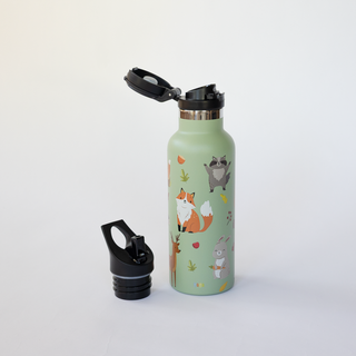 Salbeigrüne Edelstahl-Trinkflasche im Design Waldtiere mit Fuchs und Waschbär, aufgesetztem Klappverschluss und Strohhalmaufsatz