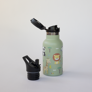 Salbeigrüne Edelstahl-Trinkflasche mit Safari-Motiven, Klappverschluss aufgesetzt, Strohhalmaufsatz daneben