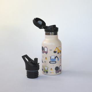 Cremefarbene Edelstahl-Trinkflasche mit Fahrzeug-Motiven, Klappverschluss aufgesetzt, Strohhalmaufsatz daneben