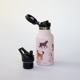 Rosa Edelstahl-Trinkflasche mit Pferde-Motiven, Klappverschluss aufgesetzt, Strohhalmaufsatz daneben