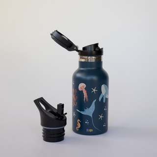 Dunkelblaue Edelstahl-Trinkflasche mit Meeresmotiven, Klappverschluss aufgesetzt, Strohhalmaufsatz daneben