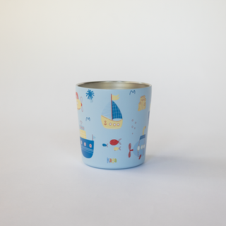 Hellblauer Mini-Edelstahl-Kinderbecher im Design Wasserwelt mit Segelboot, U-Boot und Fischen