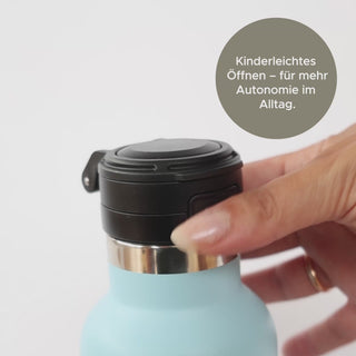 Video: Eine Hand öffnet den Klappverschluss der Trinkflasche mit dem Daumen – kinderleichtes Öffnen für mehr Autonomie im Alltag