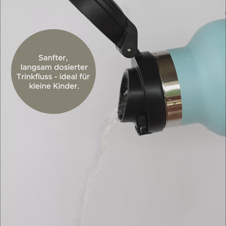 Video: Wasser fließt aus dem Klappaufsatz der Trinkflasche – sanfter, langsam dosierter Trinkfluss für kleine Kinder
